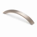 Tirador metálico curvo para muebles de cocina y cajones. Diseño arqueado de 186 mm en acabado inox con agarre cómodo y estilo moderno y ligero.
