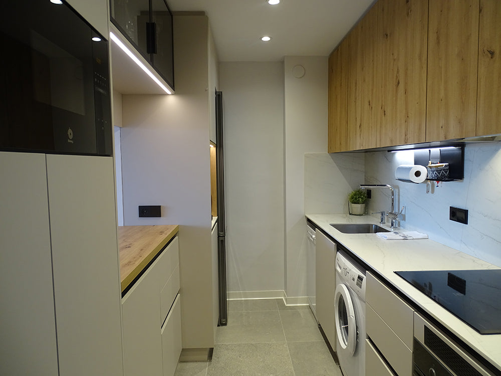 Puertas de cocina a medida en acabado madera para renovar armarios de cocina sin obra. Puertas de cocina modernas en roble y nogal con bisagras incluidas.