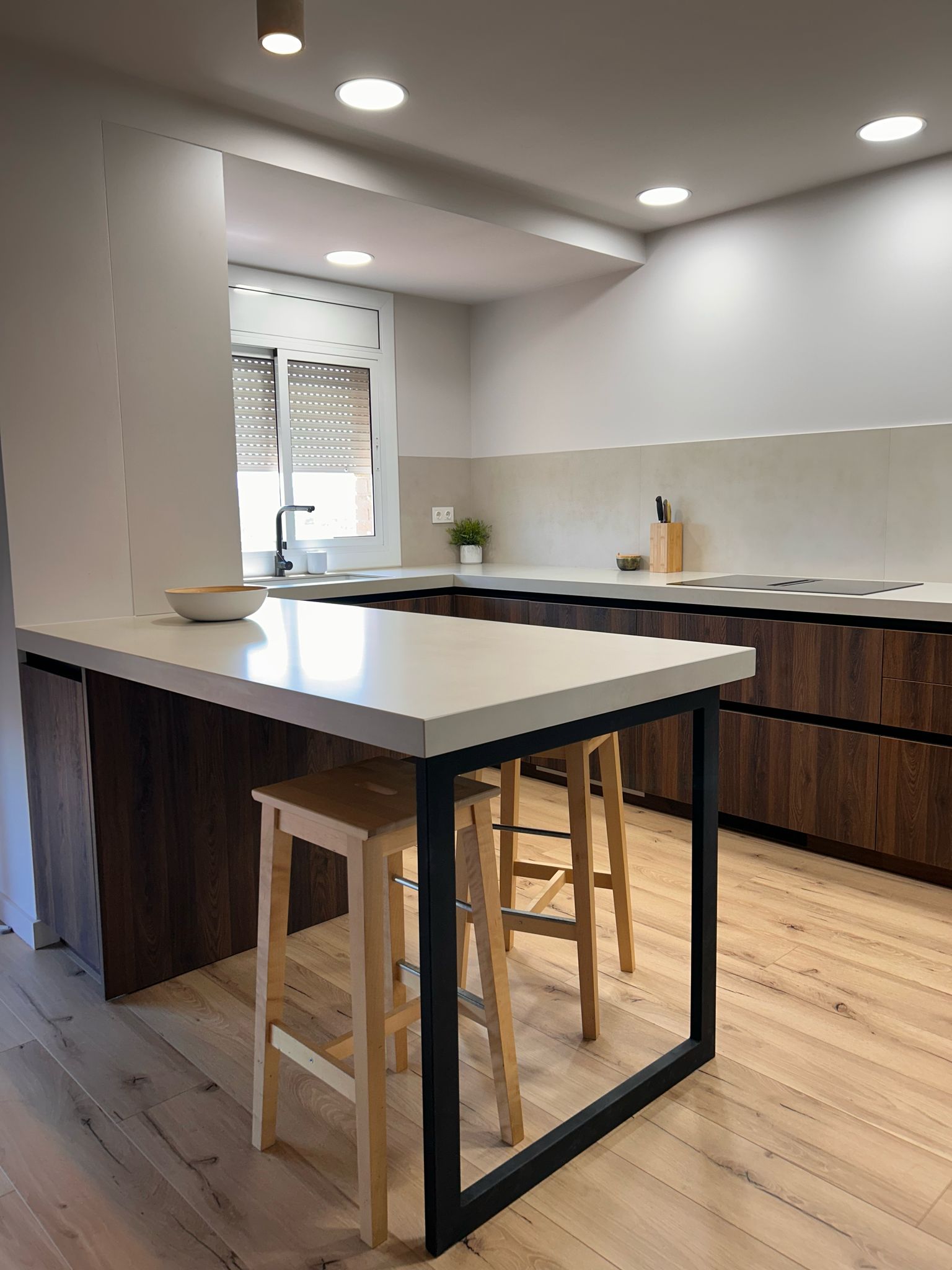 Frente de cajón de cocina a medida acabado madera. Frentes de 22 mm en roble y nogal para renovar cajones de cocina con un estilo moderno y natural.