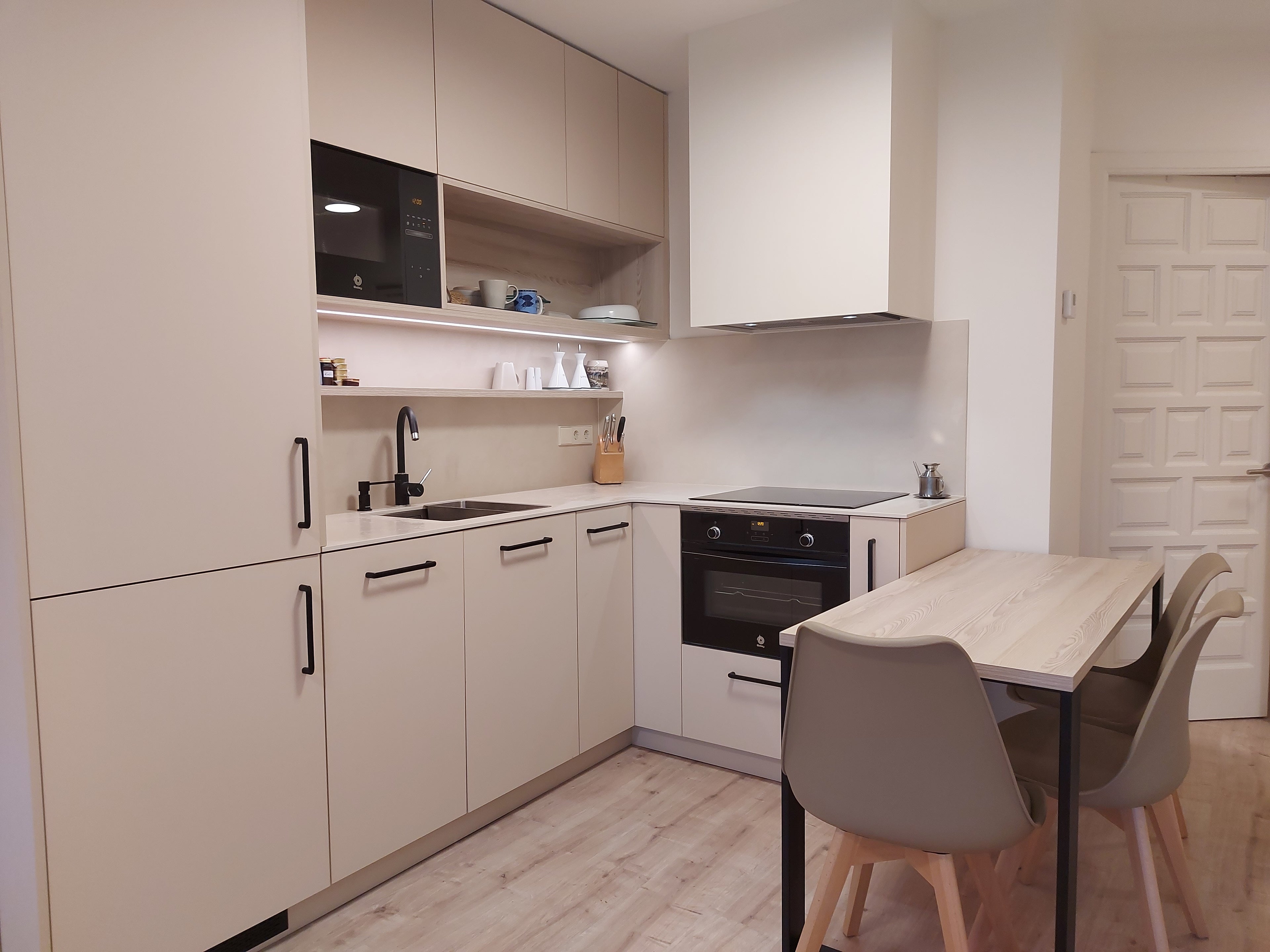 Frentes de cajón de cocina blancos a medida. Renueva cajones de cocina sin obra con acabados blanco brillo o mate, modernos, resistentes y fáciles de limpiar.