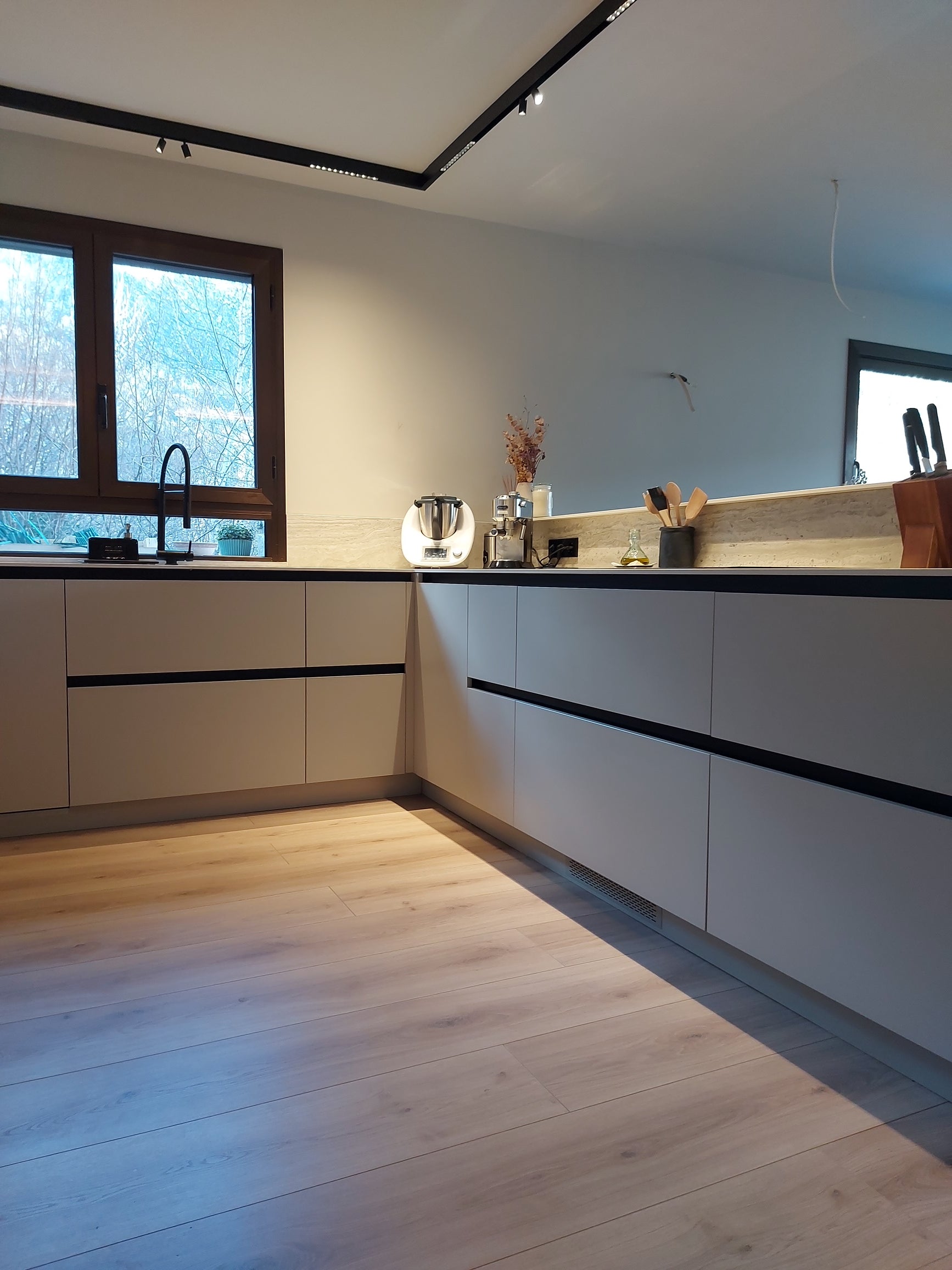 Frentes de cajón de cocina en tonos pastel y neutros a medida. Renueva cajones de cocina sin obra con acabados suaves, modernos y minimalistas.