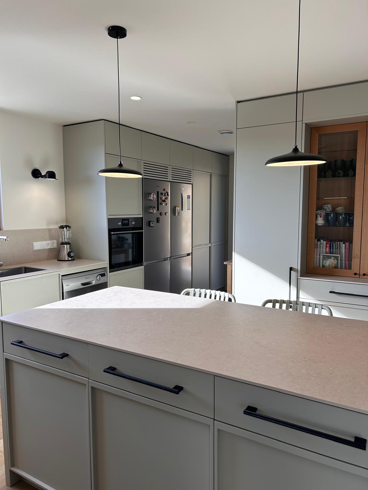 Frentes de cajón de cocina en tonos pastel a medida. Renueva cajones de cocina sin obra con acabados suaves, modernos y elegantes para cocinas actuales.