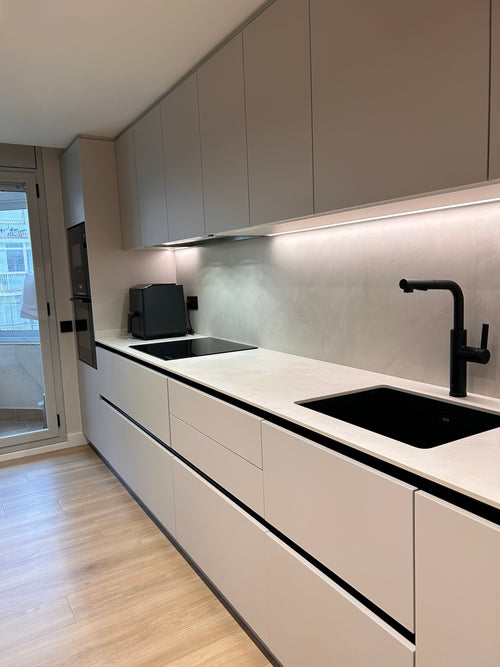 Frentes de cajón de cocina supermate antihuellas a medida. Renueva cajones de cocina sin obra con acabados modernos, resistentes y fáciles de limpiar.