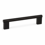 Tirador metálico texturizado para muebles de cocina y cajones. Diseño recto de 182 mm en inox o negro mate con agarre firme y estilo moderno.