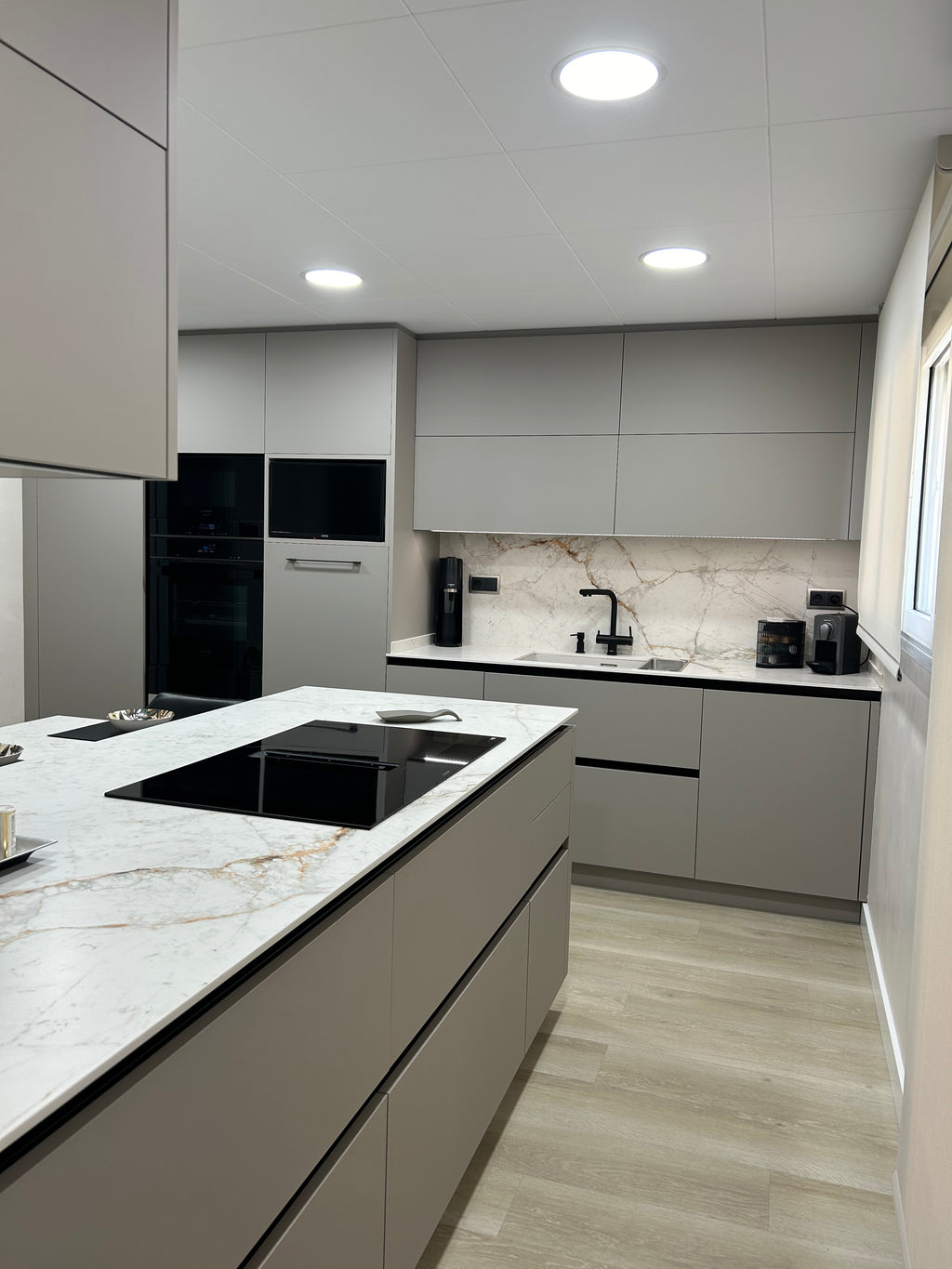 Frentes de cajón de cocina FENIX® antihuellas a medida. Renueva cajones de cocina sin obra con acabado supermate, tacto suave y alta resistencia a arañazos.