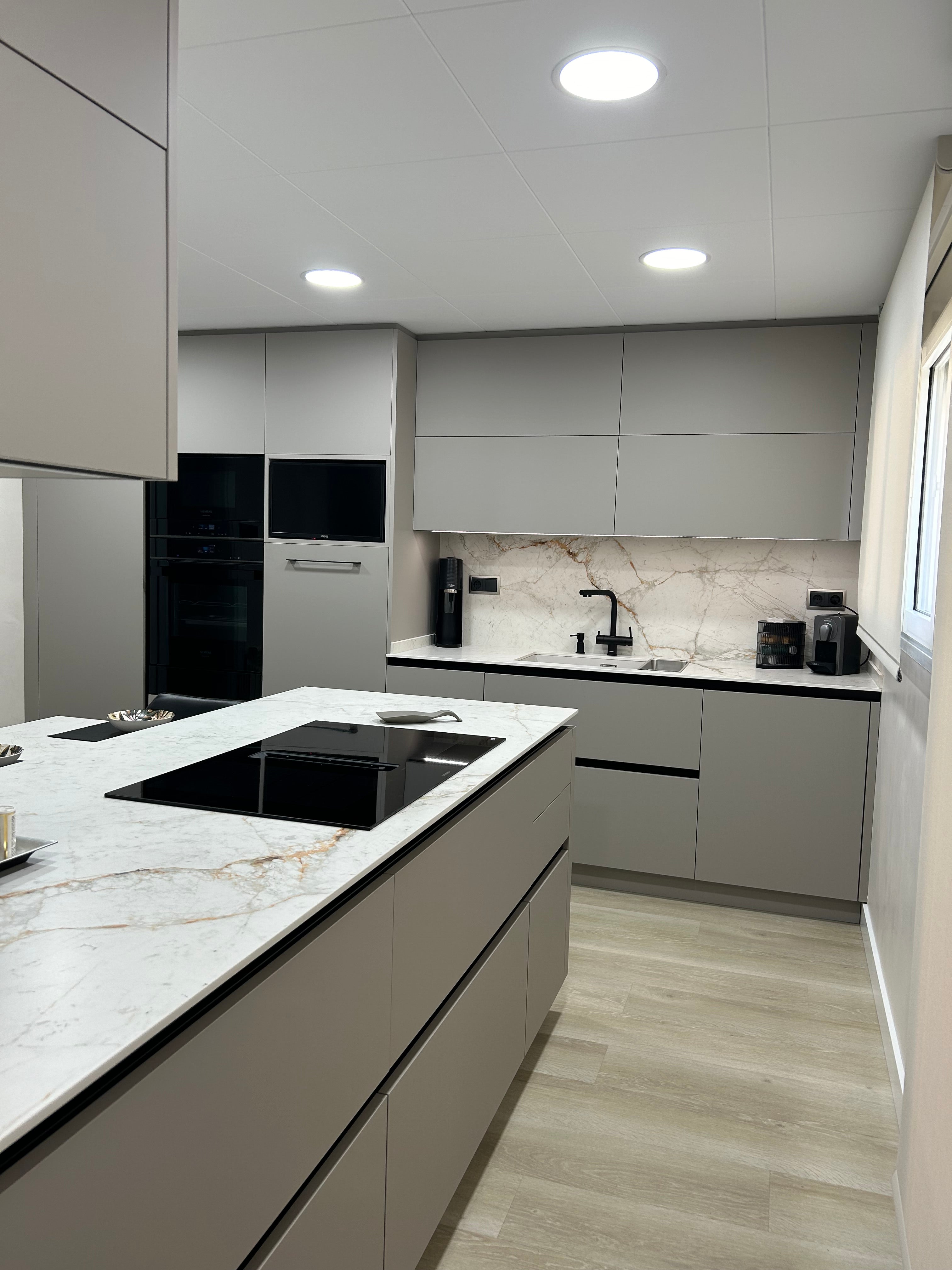 Frentes de cajón de cocina FENIX® antihuellas a medida. Renueva cajones de cocina sin obra con acabado supermate, tacto suave y alta resistencia a arañazos.