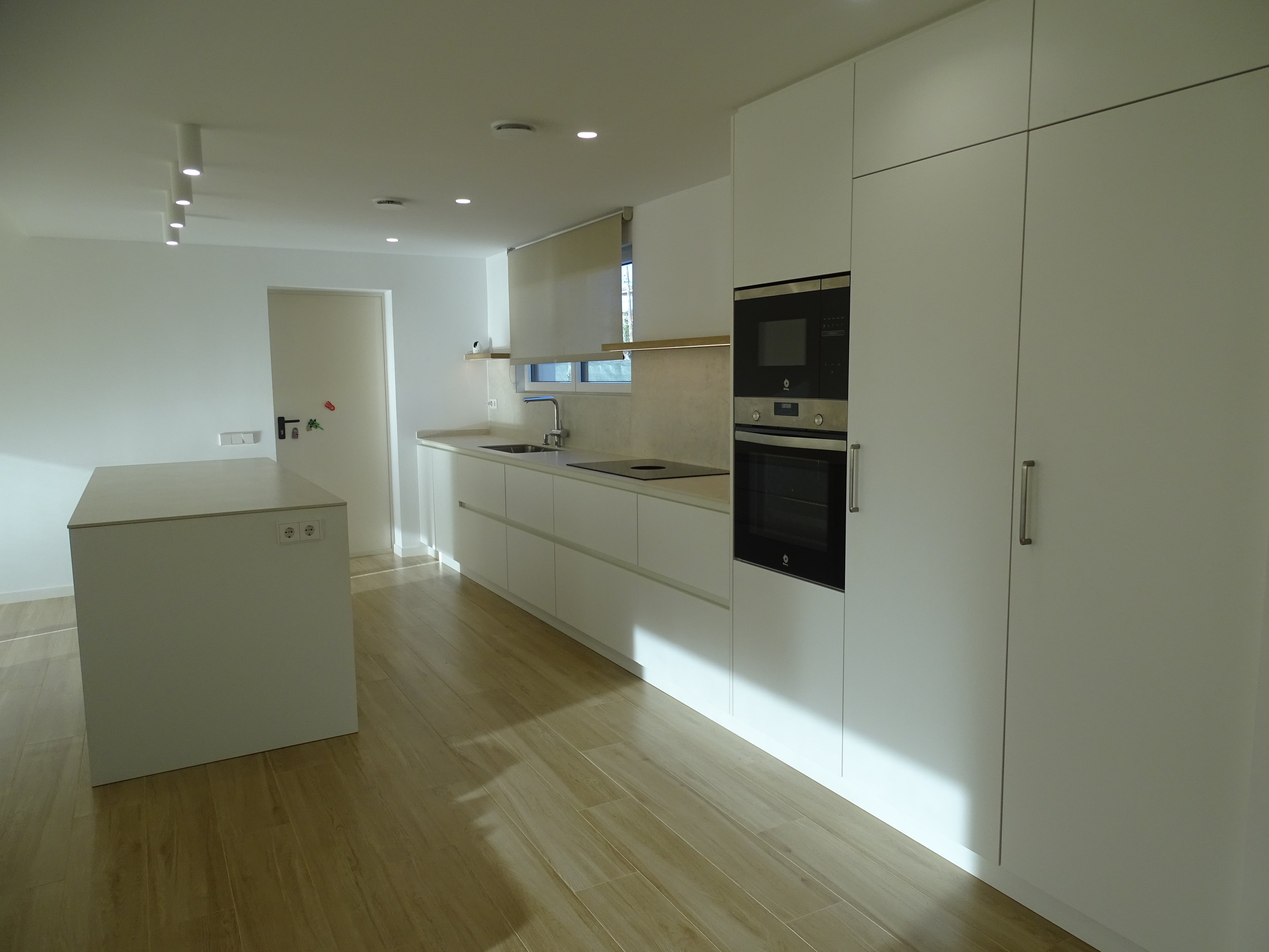 Puertas de cocina supermate antihuellas a medida para renovar armarios sin obra. Acabados modernos, resistentes y fáciles de limpiar con bisagras incluidas.