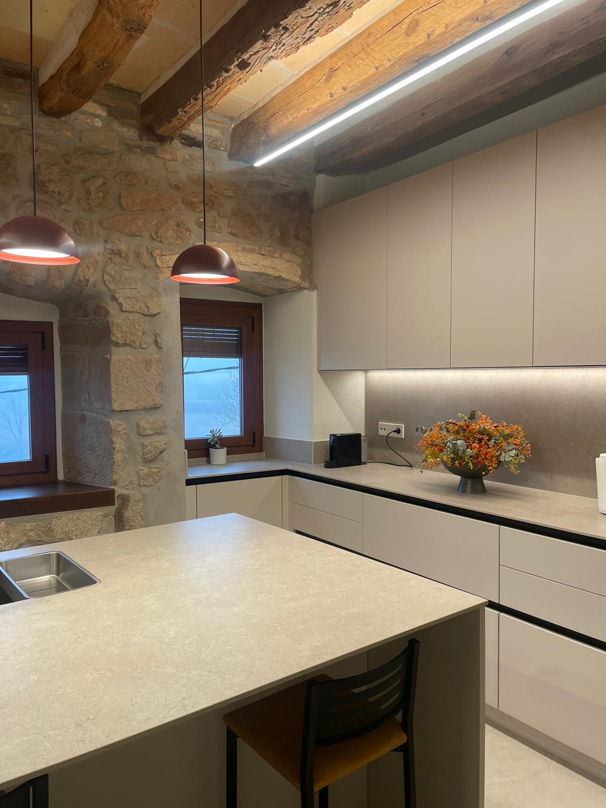 Puertas de cocina en tonos pastel a medida para renovar armarios sin obra. Acabados suaves y modernos con bisagras incluidas para cocinas actuales.