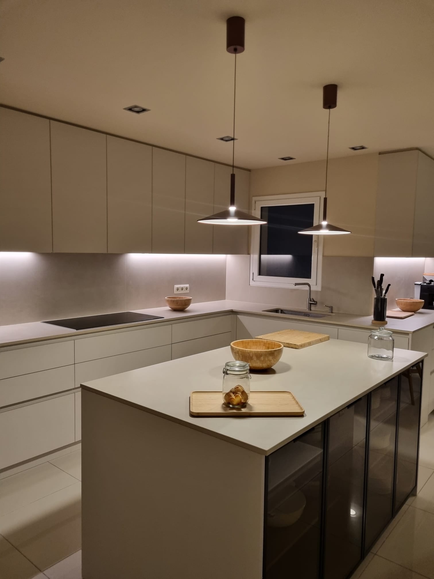 Puertas de cocina blancas a medida para renovar armarios sin obra. Acabados blanco brillo y mate con bisagras incluidas, ideales para cocinas modernas y luminosas.