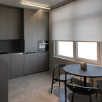 Puertas de cocina FENIX® antihuellas a medida para renovar armarios sin obra. Acabado supermate, tacto suave y alta resistencia a arañazos con bisagras incluidas.