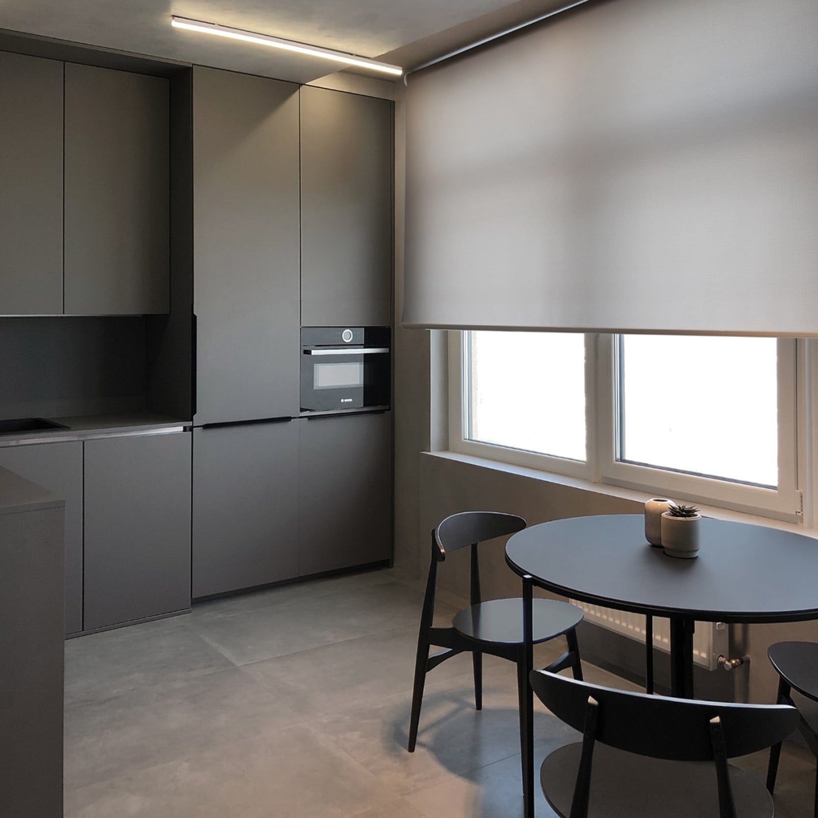 Puertas de cocina FENIX® antihuellas a medida para renovar armarios sin obra. Acabado supermate, tacto suave y alta resistencia a arañazos con bisagras incluidas.