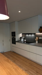 Puertas de cocina blancas a medida económicas para renovar armarios sin obra. Acabados blanco liso y soft con bisagras incluidas y diseño moderno.