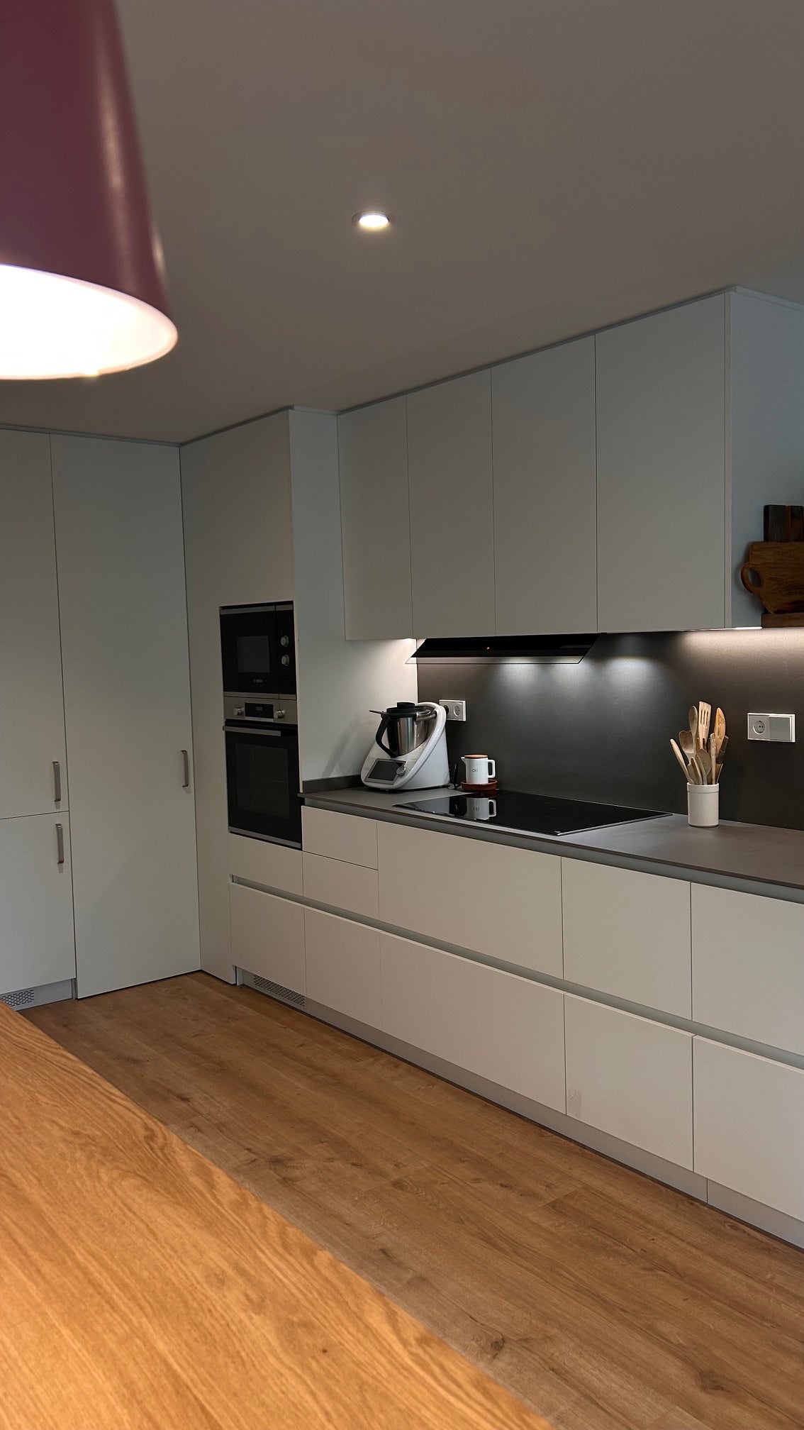 Puertas de cocina blancas a medida económicas para renovar armarios sin obra. Acabados blanco liso y soft con bisagras incluidas y diseño moderno.