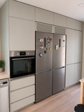 Puertas de cocina con tirador integrado JPull en colores lisos modernos. Renueva armarios de cocina sin obra con diseño minimalista y bisagras incluidas.