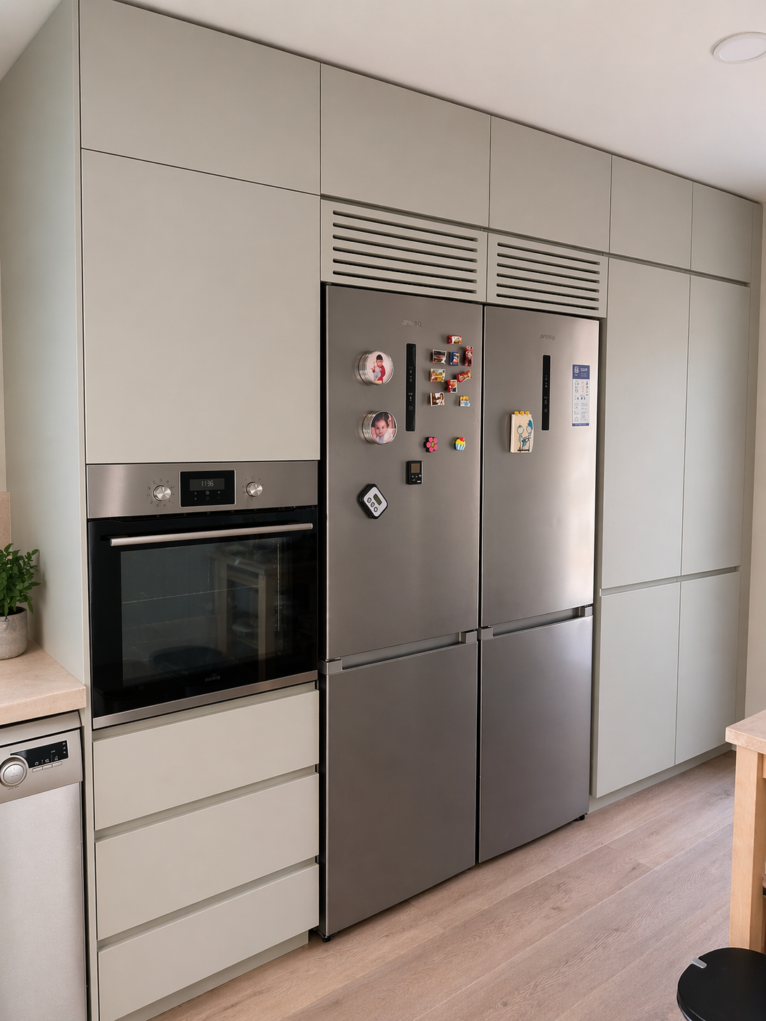 Puertas de cocina con tirador integrado JPull en colores lisos modernos. Renueva armarios de cocina sin obra con diseño minimalista y bisagras incluidas.