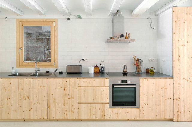 Puertas de cocina con tirador integrado JPull y acabado madera. Renueva armarios de cocina sin obra con diseño moderno en roble y nogal con bisagras incluidas.