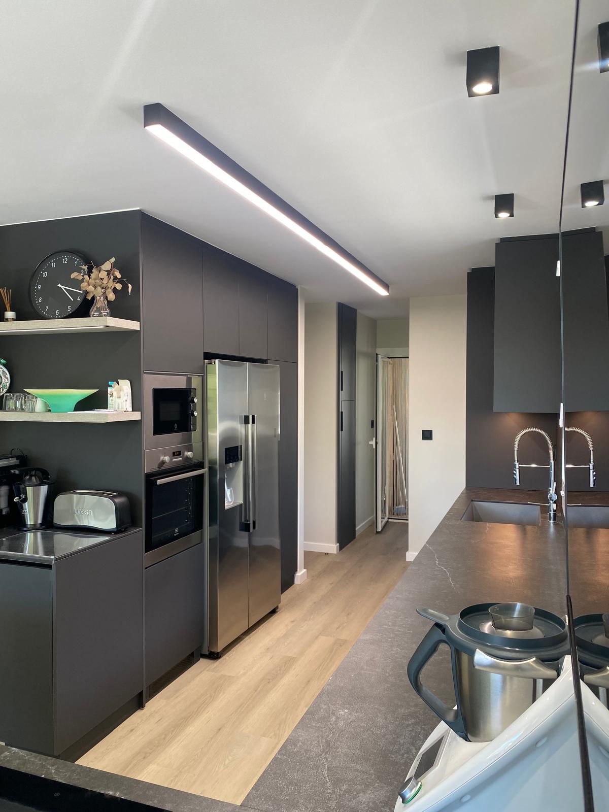 Puertas de cocina a medida en colores lisos modernos. Renueva armarios de cocina sin obra con puertas PET resistentes, bisagras incluidas y acabados elegantes.