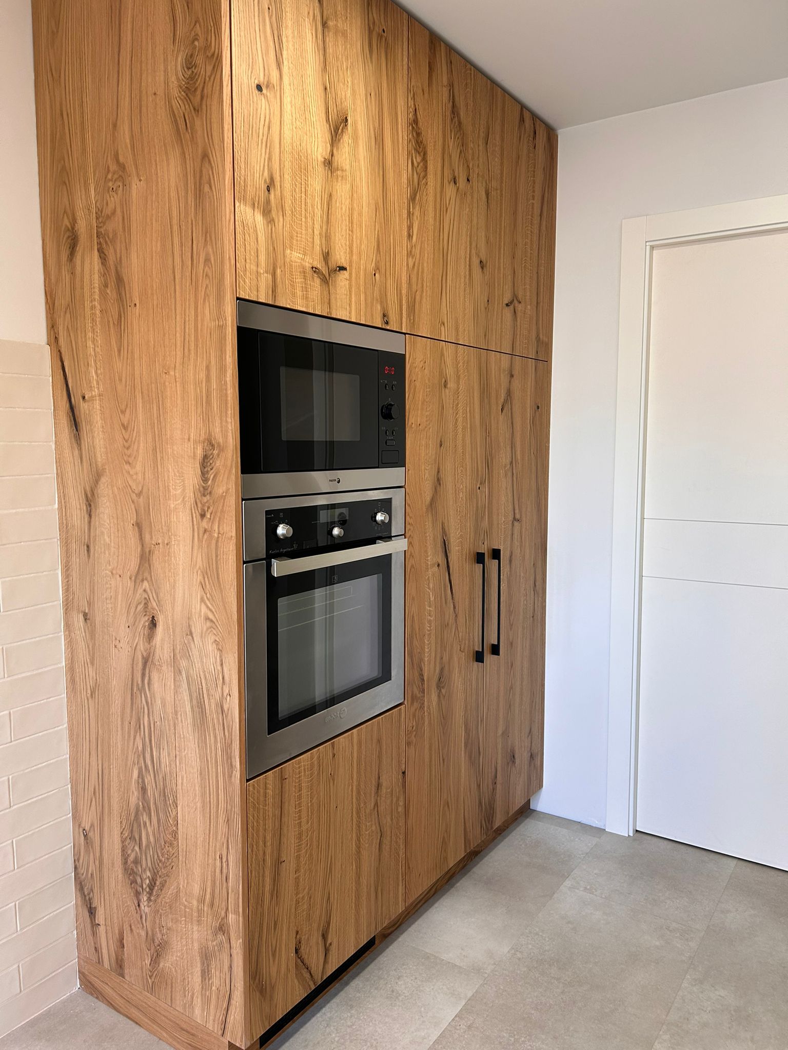 Puertas de cocina efecto roble a medida para renovar armarios sin obra. Acabados madera cálidos con bisagras incluidas y diseño moderno y acogedor.