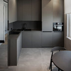 Puertas de cocina FENIX® antihuellas a medida para renovar armarios sin obra. Acabado supermate, tacto suave y alta resistencia a arañazos con bisagras incluidas.