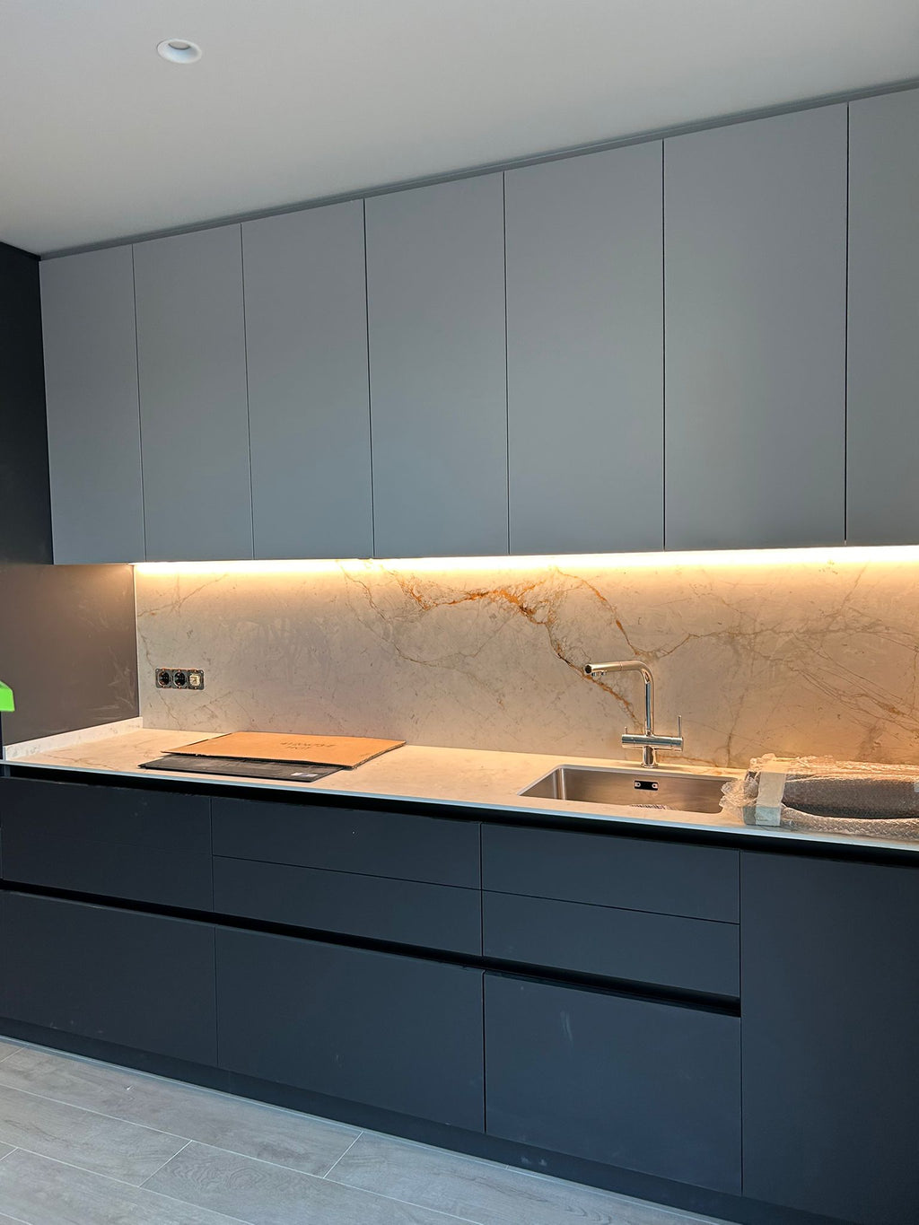 Puertas de cocina en tonos pastel y neutros a medida para renovar armarios sin obra. Diseño minimalista con bisagras incluidas y acabados modernos.
