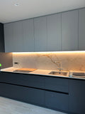 Puertas de cocina en tonos pastel y neutros a medida para renovar armarios sin obra. Diseño minimalista con bisagras incluidas y acabados modernos.