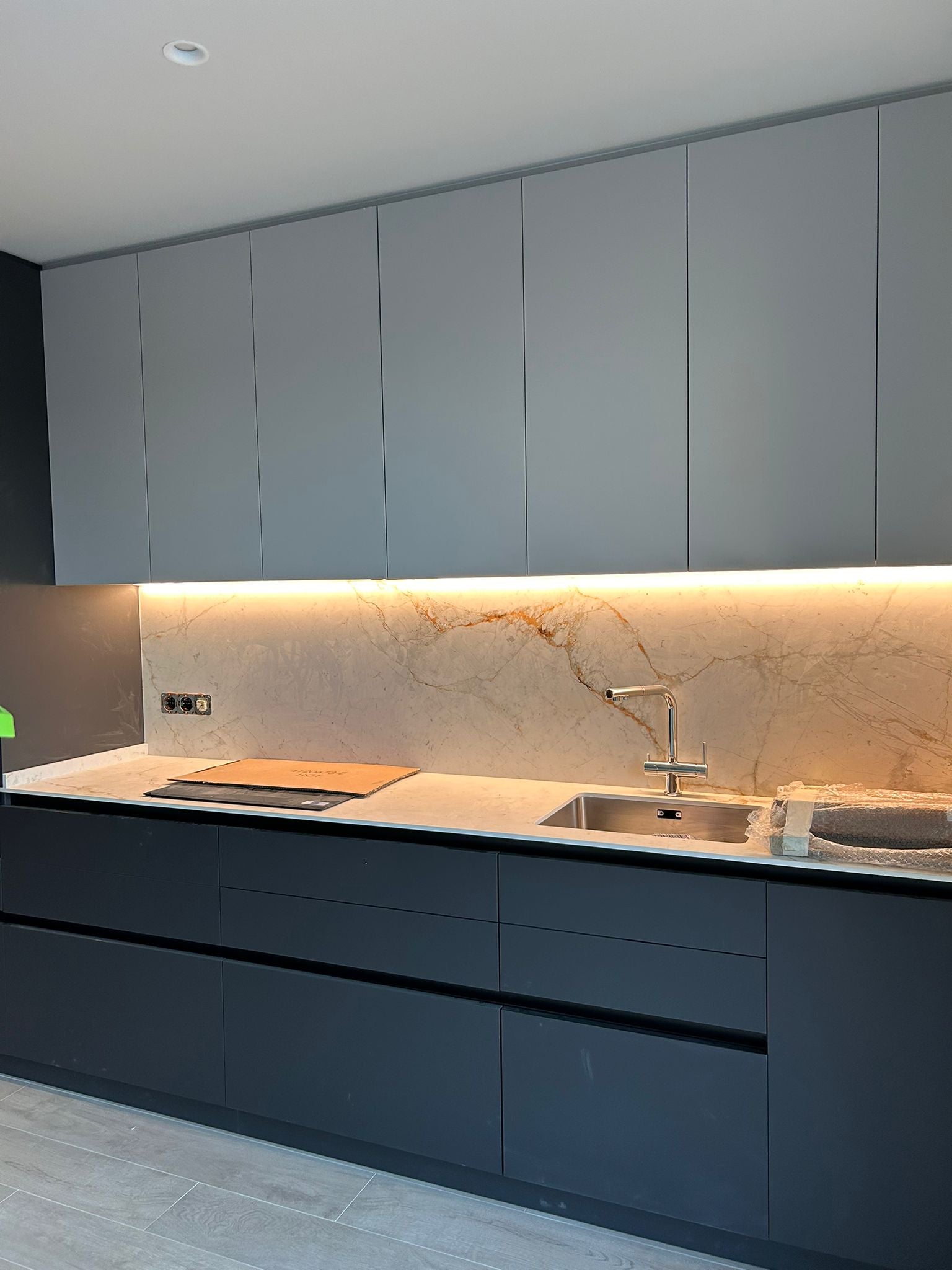 Puertas de cocina en tonos pastel y neutros a medida para renovar armarios sin obra. Diseño minimalista con bisagras incluidas y acabados modernos.
