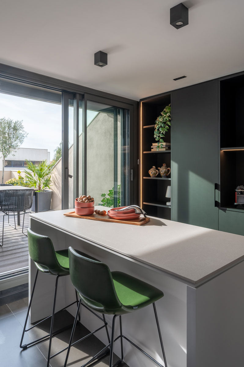 Puertas de cocina a medida en colores lisos modernos. Renueva armarios de cocina sin obra con puertas PET resistentes, bisagras incluidas y acabados elegantes.