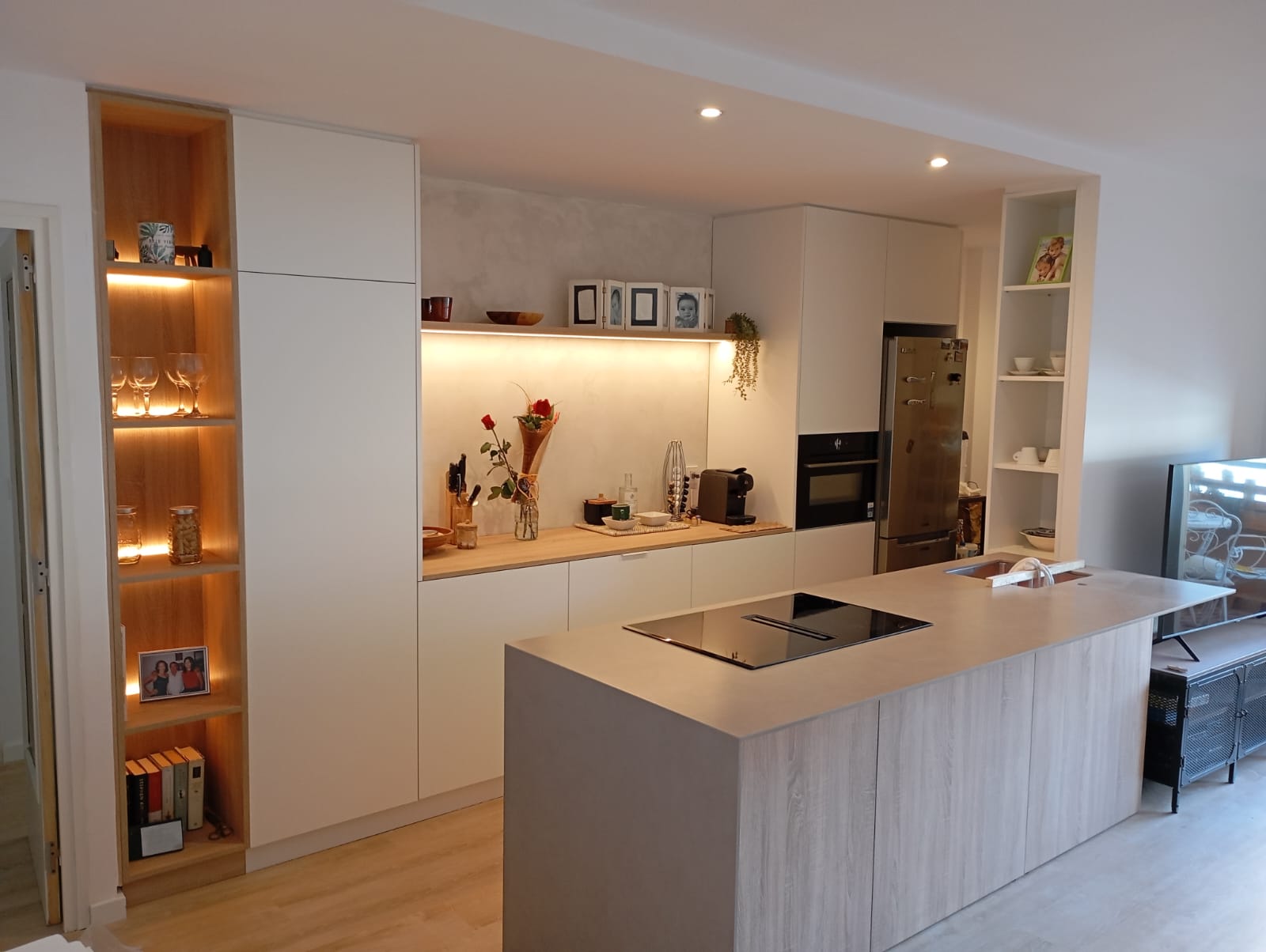 Puertas de cocina efecto madera a medida para renovar armarios sin obra. Acabados roble, olmo y nogal con bisagras incluidas y diseño natural y moderno.
