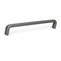 Tirador metálico de cocina con diseño curvo y ergonómico. Tirador de 137 mm en níquel cepillado o peltre, ideal para cocinas modernas y elegantes.