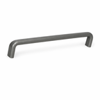 Tirador metálico de cocina con diseño curvo y ergonómico. Tirador de 137 mm en níquel cepillado o peltre, ideal para cocinas modernas y elegantes.