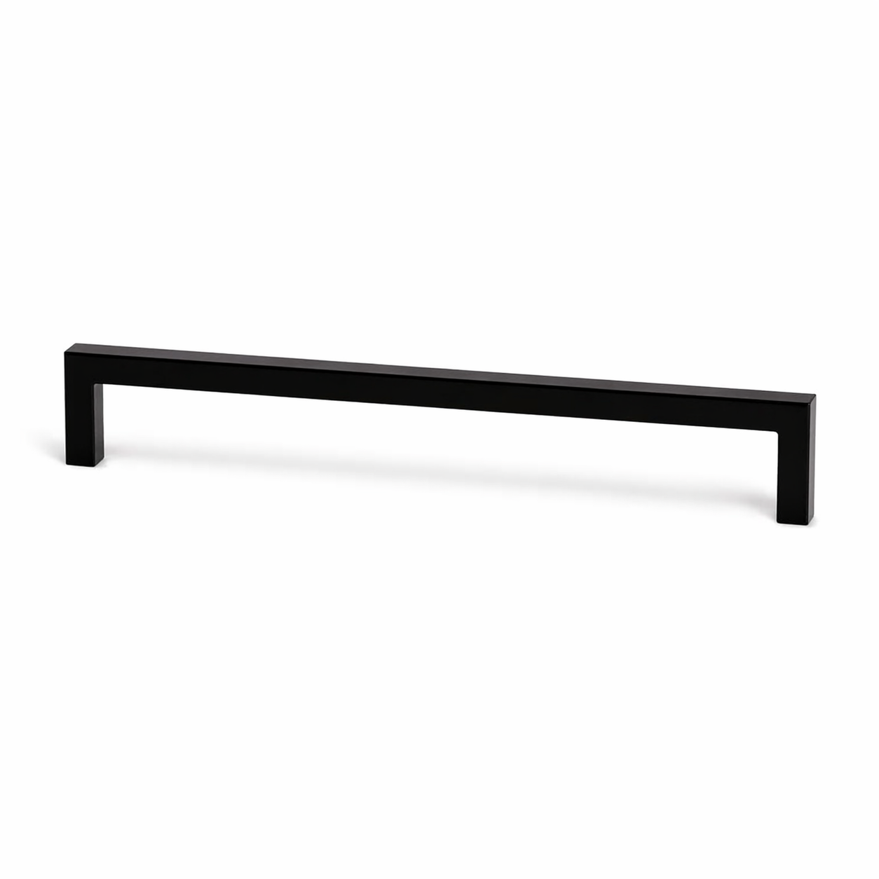 Tirador metálico recto para muebles de cocina y cajones. Diseño lineal de 136,5 mm en níquel, latón o negro mate con estilo limpio y funcional.