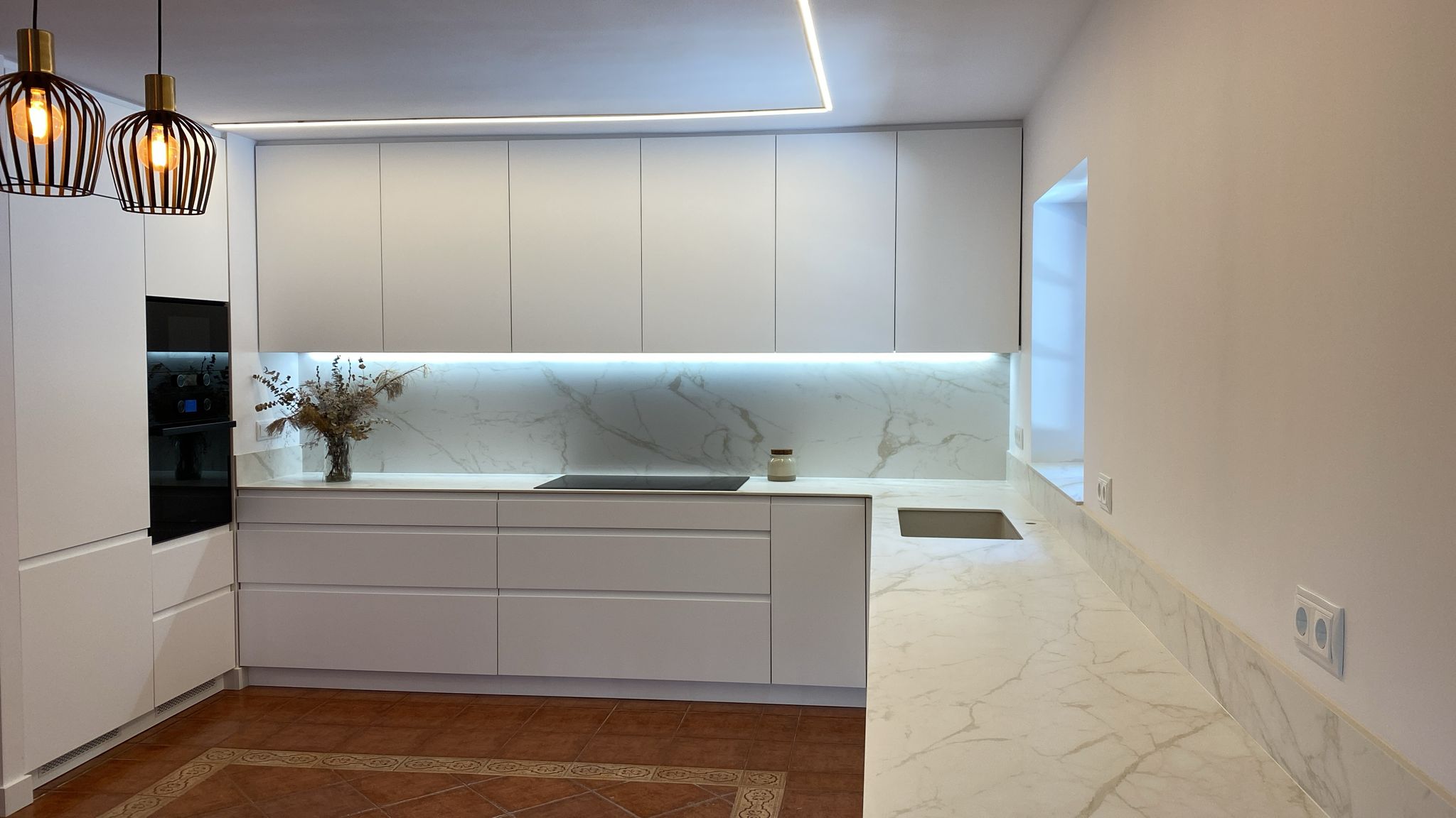 Frentes de cajón de cocina blancos con tirador integrado JPull. Renueva cajones de cocina sin obra con diseño minimalista en blanco brillo o mate.