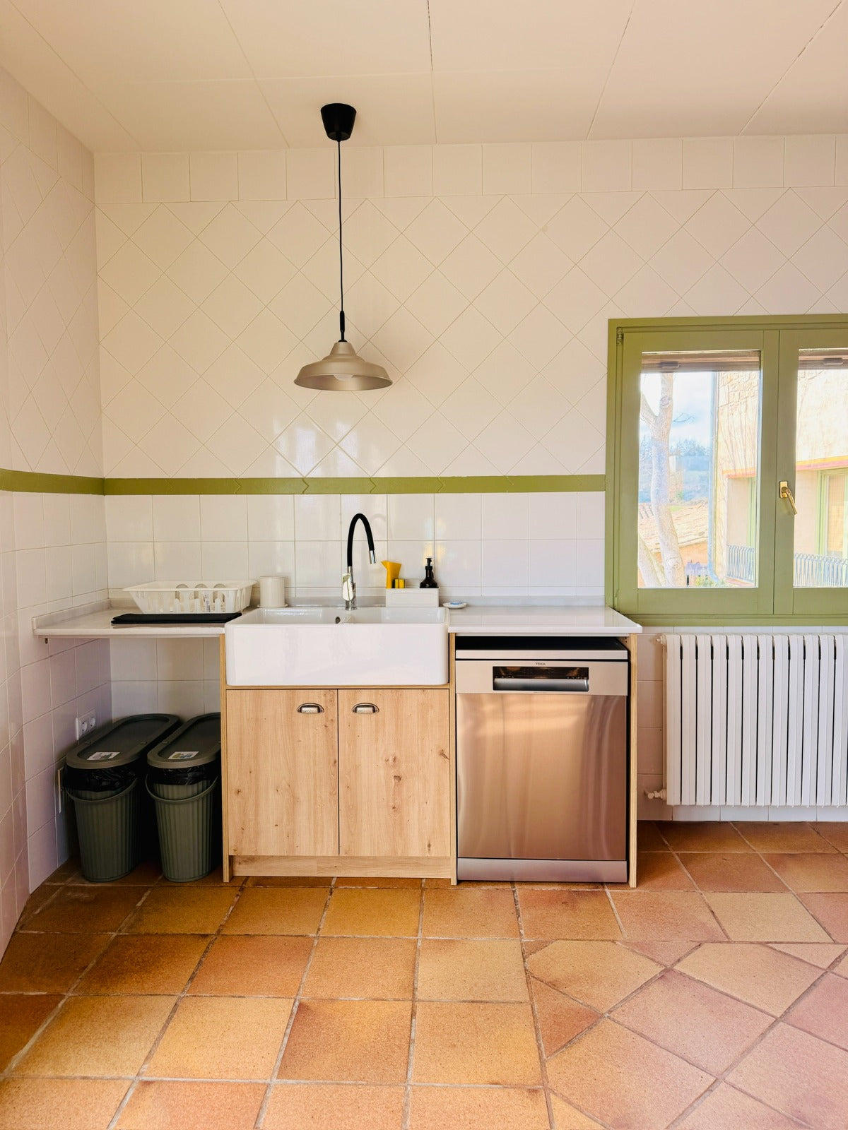 Puertas de cocina a medida en acabado madera para renovar armarios de cocina sin obra. Puertas de cocina modernas en roble y nogal con bisagras incluidas.